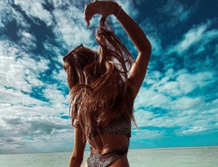 Su nombre es Catalina Gallardo y es de origen argentino; como se sabe, fue captada mientras posaba en una sesión de fotos en la Estación de Bomberos de Cancún.