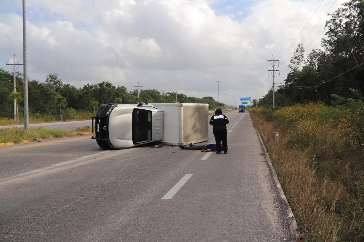 Repartidor de tortillas se duerme al volante y vuelca en carretera