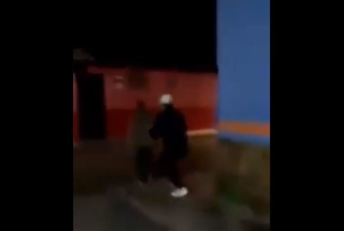 Youtuber avienta a abuelito al suelo, se burla y sube video a redes sociales