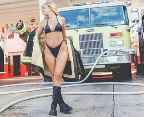 Cabe decir que las imágenes fueron publicadas por la página del medio Enfoque Abstracto donde la modelo posa en traje de baño frente a dos vehículos de los bomberos.