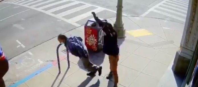 Sujeto empuja a abuelito de 91 años