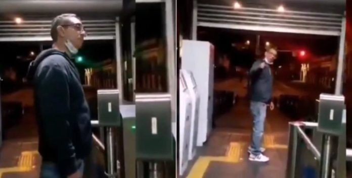 Un nuevo personaje de las redes. Se trata de alguien que al parecer no dejaron subir al transporte público porque estaba ebrio