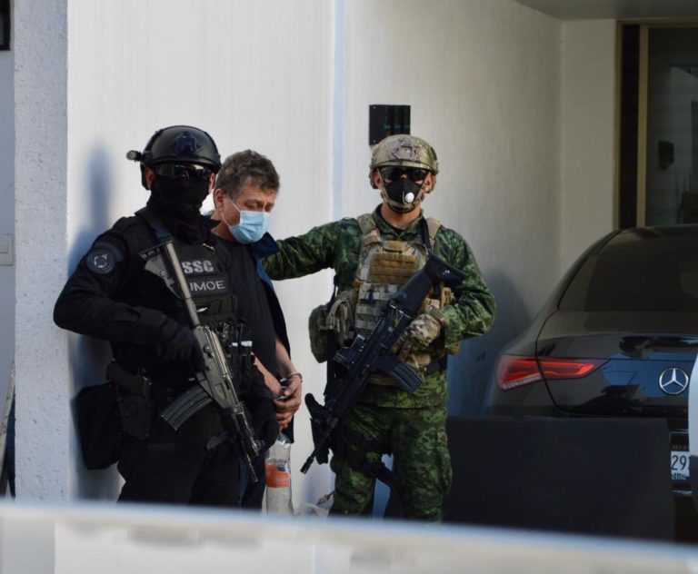 Incautan 803 kilogramos de cocaína, 15 armas de fuego, en un inmueble