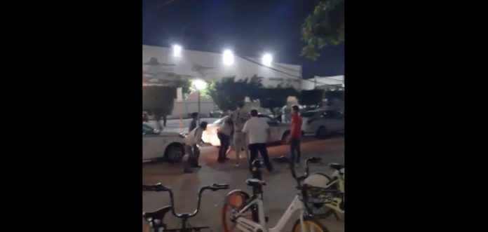 Unos taxistas del Sindicato Lázaro Cárdenas del Río golpean de fea manera a un ciudadano playense; todo quedó grabado y fue difundido en las redes