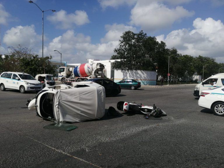 Sin lesionados, una colisión entre mototaxista y motociclista en Playa del Carmen