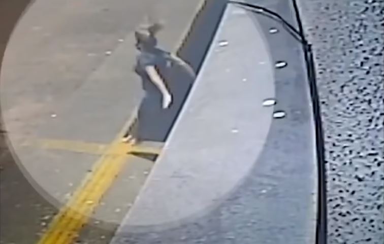 Video: Mujer se lanza desde edificio para evitar abuso sexual