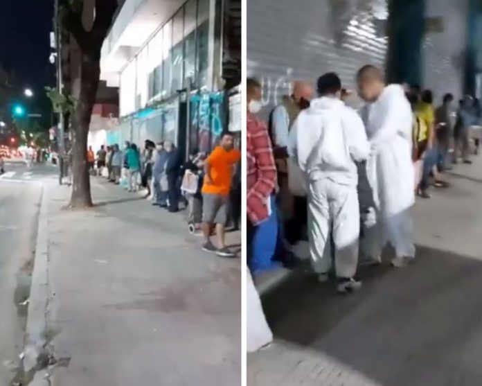 Dura realidad, personas esperan afuera de una panadería para recibir sobras