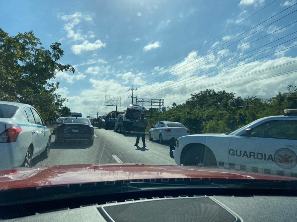 Fue registrado un terrible accidente entre un camión y una urban de transporte público en la carretera Cancún-Playa del Carmen.