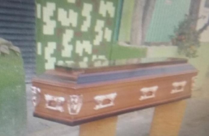 Esta mujer, de solo 35 años, murió debido a sus adicciones. Aunque la familia recibió el cuerpo, dejaron el ataúd con los restos a media calle