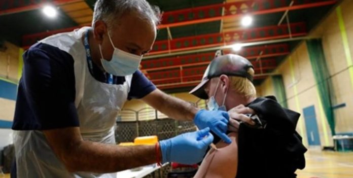 Científicos iniciarán un estudio que busca saber si se pueden combinar dos vacunas de distintas contra el Covid-19 en caso de no tener la misma para la segunda aplicación