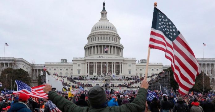 Una mujer que fue detenida por los destrozos en el Capitolio pidió permiso para viajar a la Riviera Maya; lo increíble es que le dijeron que sí puede hacerlo