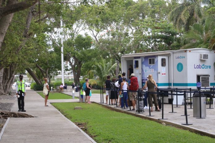 Es mentira que se vendan las pruebas falsas de Covid-19 en el aeropuerto de Cancún, afirman funcionarios de Sedetur