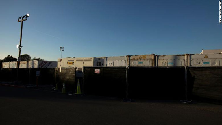 Cementerio más grande de EU refrigera cadáveres, ante aumento de muertes por COVID-19