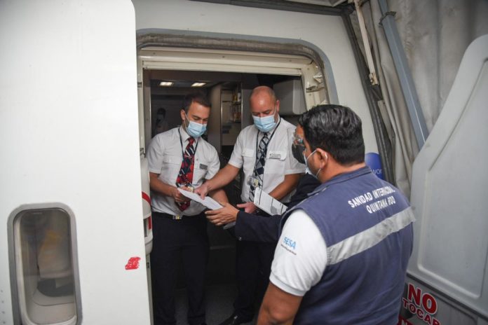 Ingresan a territorio mexicano rumanos detenidos en aeropuerto de Cancún