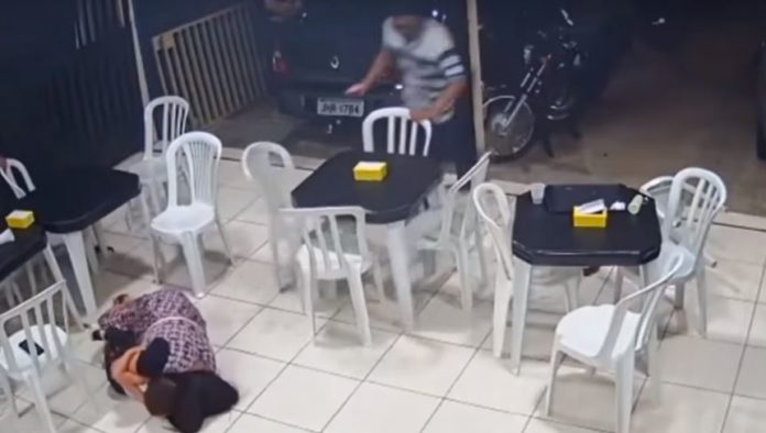 Mujer cuida a su hijo de asaltantes