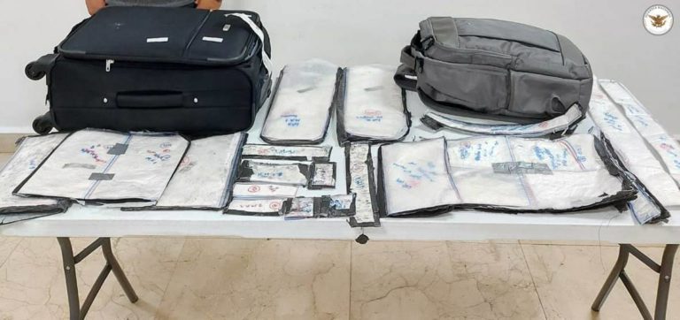 Detienen a dos colombianos en Aeropuerto de Cancún con 35 paquetes de cocaína