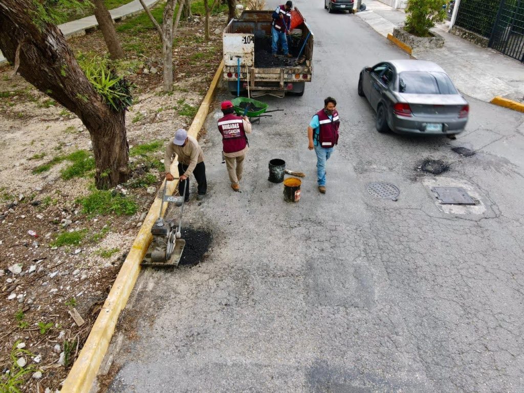 El Ayuntamiento de Benito Juárez llevó a cabo este martes labores de bacheo en la ciudad, específicamente sobre la Av. Del Bosque, en el cruce de las avenidas Kabah y Nichupté de Cancún.