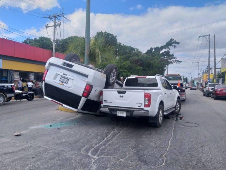Accidente entre dos camionetas, deja cuatro personas gravemente lesionadas en el impacto