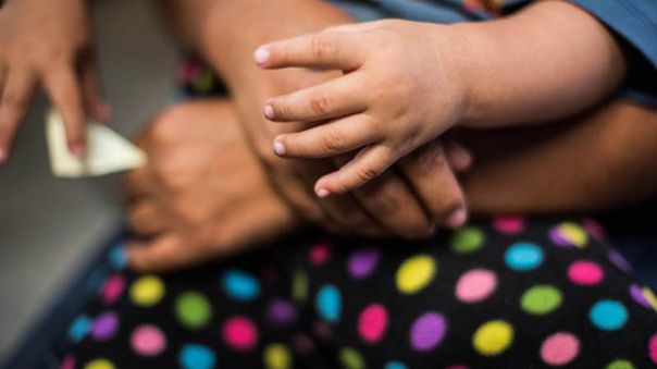 Mujer una a niño para robar