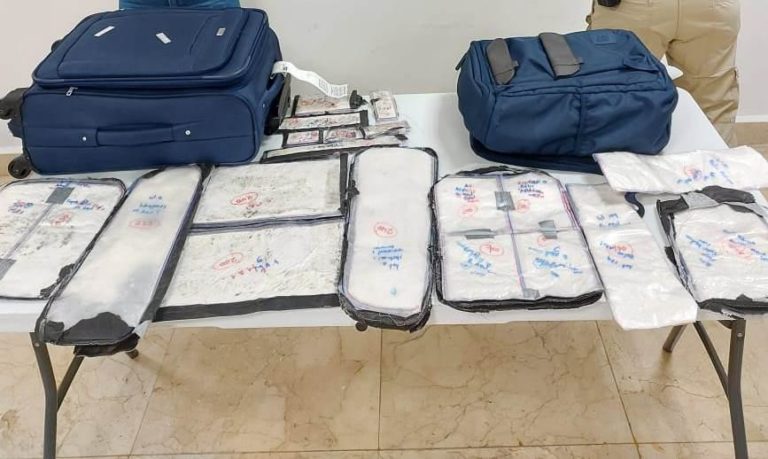Detienen a pareja de colombianos con paquetes de cocaína en aeropuerto de Cancún