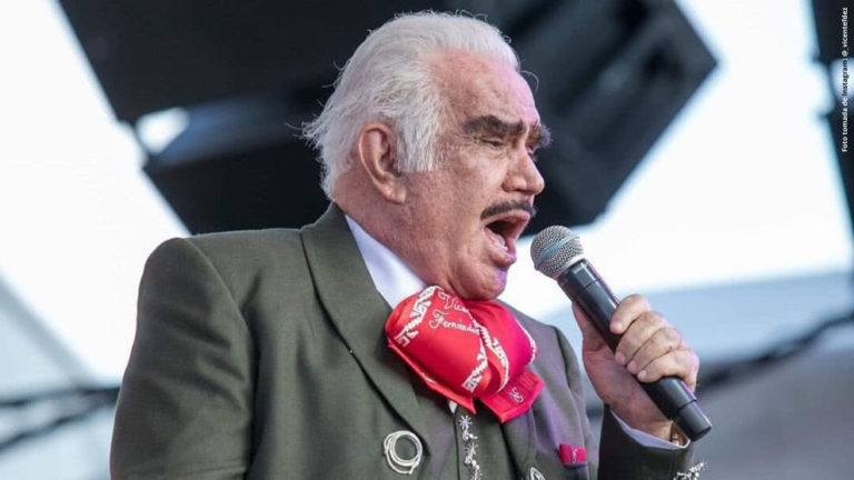 Filtran otro momento en que Vicente Fernández le toca el seno a una fan