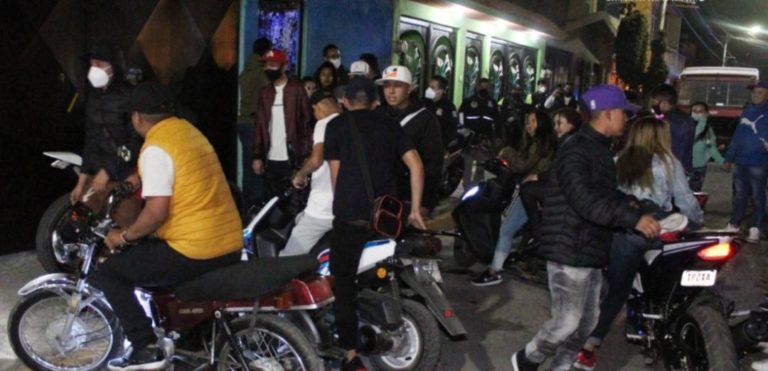 Hasta siete fiestas fueron suspendidas durante el fin de semana en un municipio del Edomex; pese al semáforo rojo la gente no se cuida
