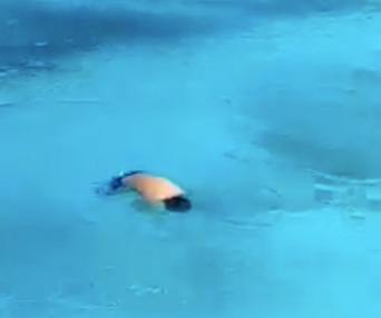 Video | Aparece cuerpo de un hombre flotando en las playas de Cancún