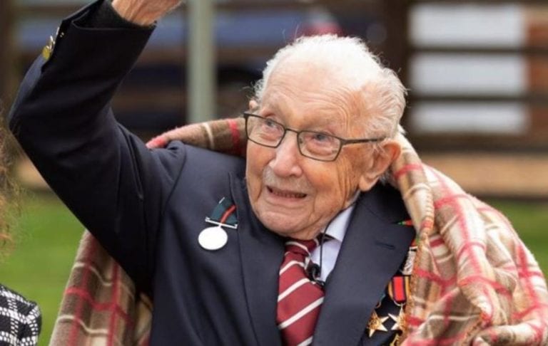 Este hombre que se hiciera famoso hace meses por recaudar millones de libras para combatir la pandemia, se ha enfermado por Covid-19