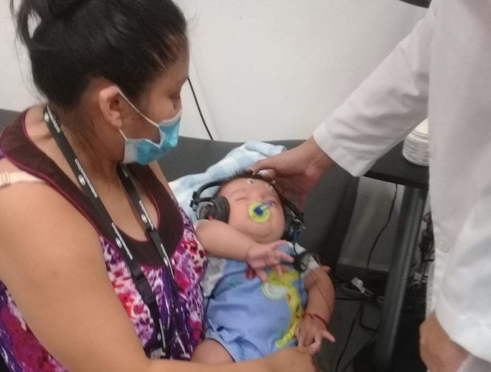 Piden apoyo para Carlitos, bebé cozumeleño que requiere aparatos auditivos