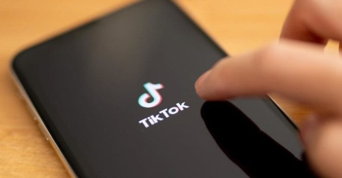 Ha surgido otro reto viral en TikTok; hay quienes alertan de su peligrosidad; por ahora ya hay un niño de 12 años con muerte cerebral