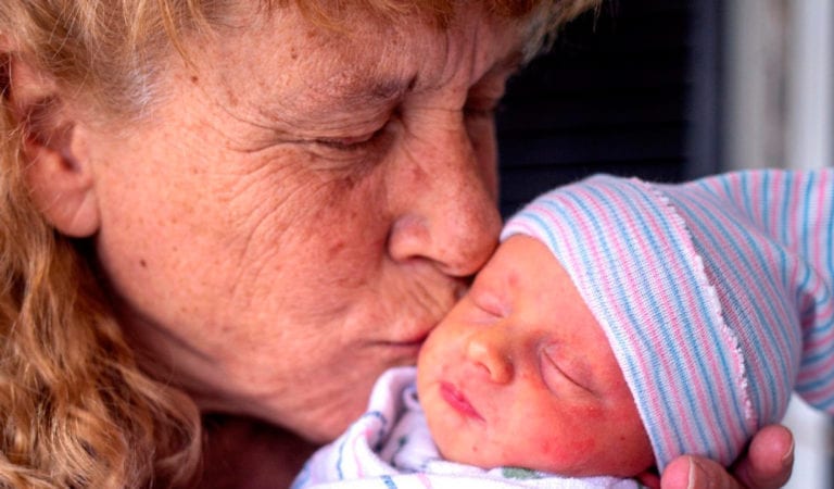 Mujer de 57 años da a luz a un bebé y le descubren un tumor cerebral en el proceso