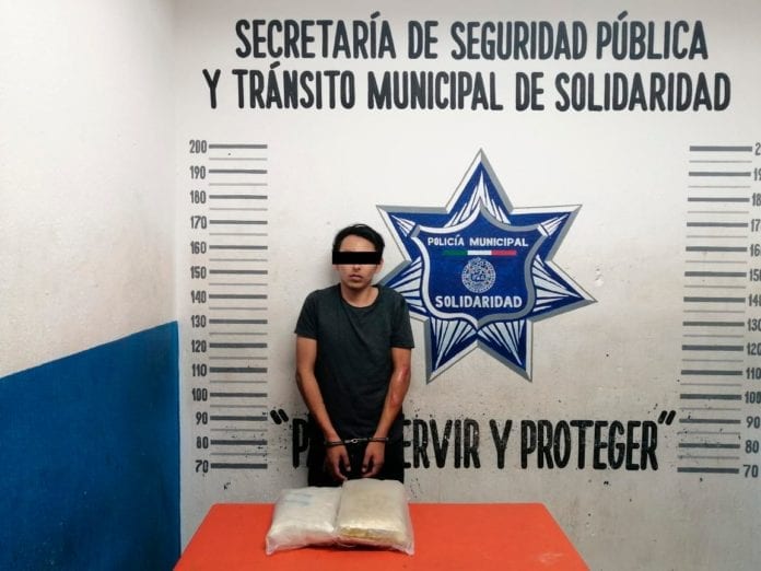 Motociclista es detenido en Playa del Carmen con paquetes de marihuana