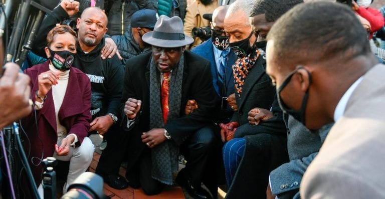 Familiares de George Floyd se arrodillan frente a la Corte en el primer día del juicio al expolicía acusado de su muerte