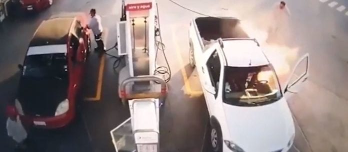 Video: Provoca incendio en gasolinera de Guanajuato por usar su celular mientras llena el tanque