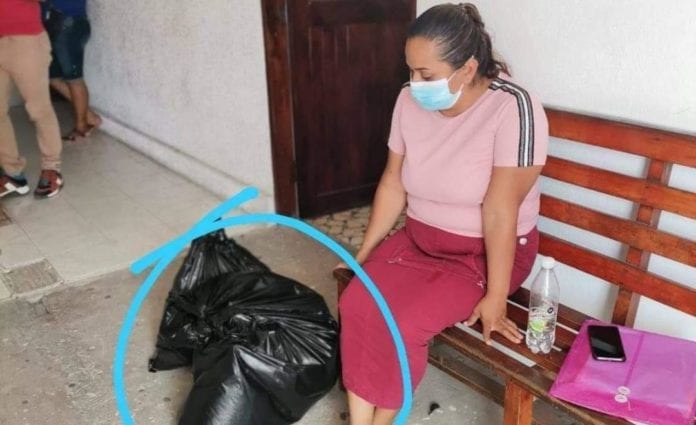 Una familia recibió los restos de su hijo y hermano en bolsas de plástico; hay quienes piden que se corra a funcionarios por ello