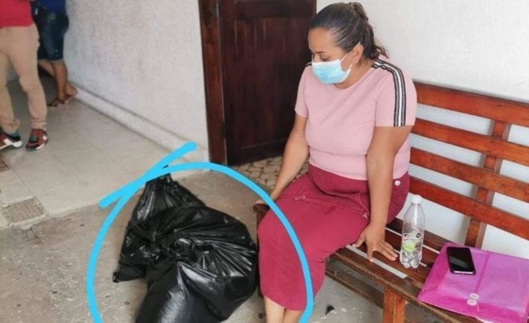 Le entregan los restos de su hijo menor de edad en bolsas de plástico