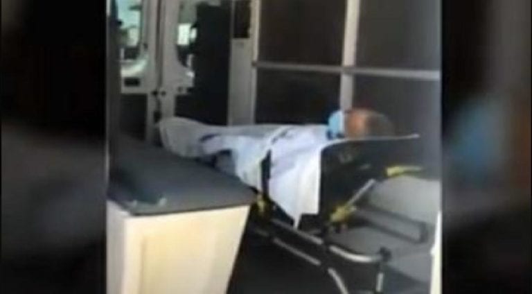 Banco BBVA obliga a adulto mayor a trasladarse en ambulancia para desbloquear su tarjeta