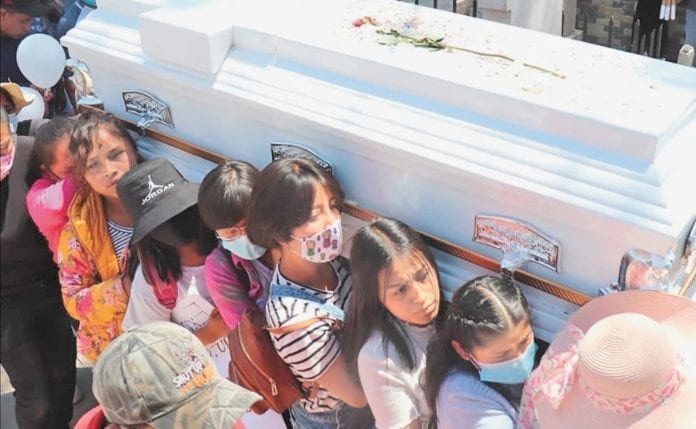 Niñas cargan ataúd de su amiga Wendy Yoselin de 16 años asesinada en Xonacatlán, Edomex