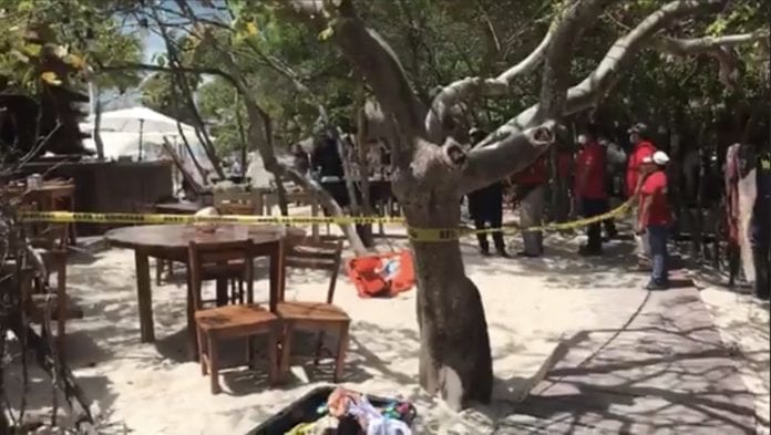 Palapa de desploma en club de playa de Isla Mujeres, hay un muerto