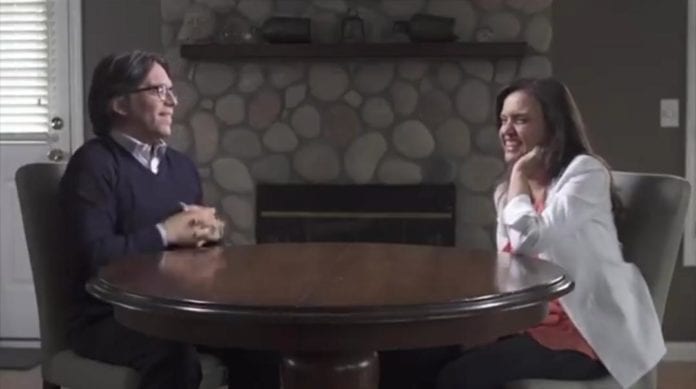 Hoy se dio a conocer un video donde se ve a Clara Luz Flores con Keith Raniere, fundador de la secta NXIVM. La candidata de Morena en Nuevo León incluso había negado conocerlo