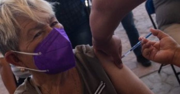 Los médicos de la Marina y el Ejército se van a sumar al plan de vacunación; esperan que esto acelere la aplicación de las dosis