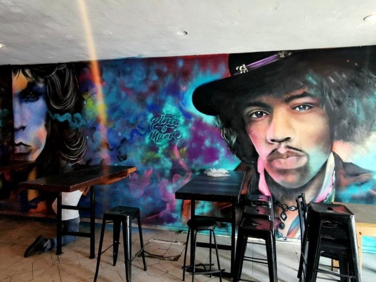 Dan nuevo rostro a bar playense "La chancla" con murales de arte urbano