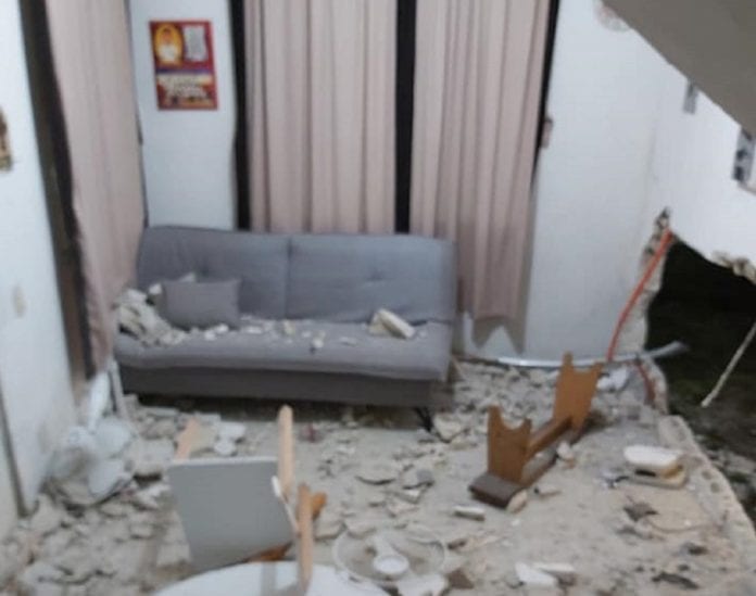 Conductora destruye su casa en Galaxia 2 y sigue libre