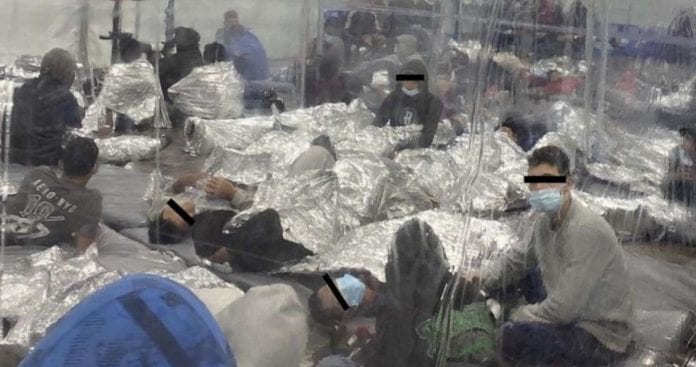 Cientos y hasta miles de menores migrantes permanecen detenidos en condiciones poco dignas en Estados Unidos, igual que con Trump