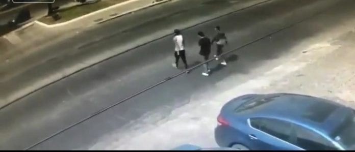 Un hombre que fue víctima de robo atropella a sus asaltantes en Guadalajara; todo quedó captado por las cámaras de videovigilancia