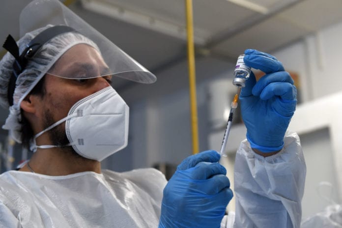 Desde hace meses se acusa que el gobierno federal se ha hecho maje para otorgar financiamiento a la Universidad Autónoma de Querétaro, pese a los adelantos que tienen en su investigación… y parece que así sigue, ya que el funcionario agregó que la institución está siendo respaldada por la Agencia Mexicana de Cooperación Internacional para el Desarrollo (AMEXCID), la cual es un órgano desconcentrado de la Secretaría de Relaciones Exteriores que, para el desarrollo de proyectos, recurre a alianzas estratégicas con el sector privado y académico, sociedad civil y con gobiernos locales. Ricardo Cortés no pudo dar detalles del avance de la vacuna mexicana, por lo que pidió que esa información se le pregunte a los investigadores de la Universidad de Querétaro… y bueno, por último dijo desconocer si alguna otra institución desarrolla alguna otra vacuna o medicamento contra el COVID-19. “Yo no conozco ninguna que esté con un registro así, solamente la de la Universidad de Querétaro”.