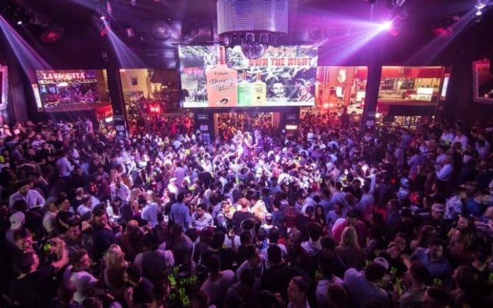 Antros en Cancún no cumplen con protocolos de seguridad y lucen llenos de turistas