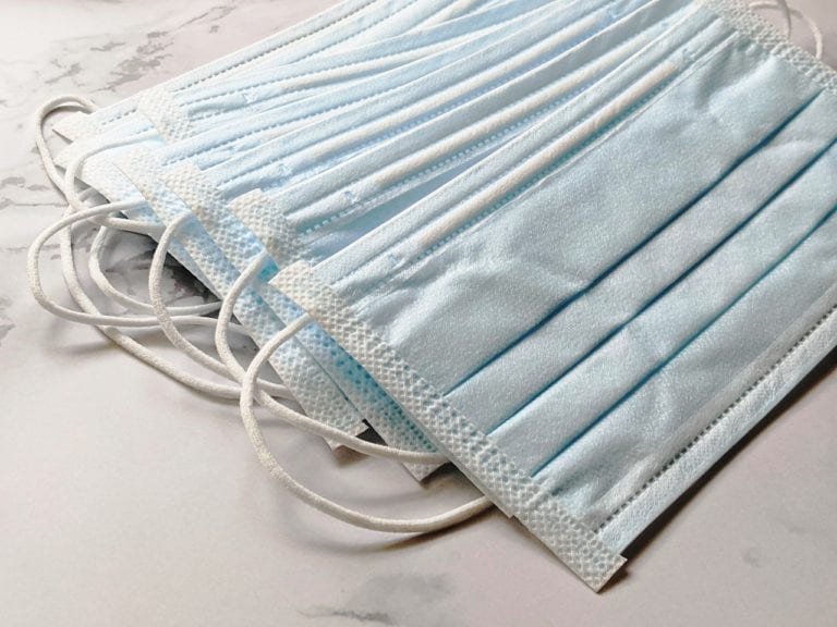 Un hombre se hizo viral en redes sociales tras expresar su reclamo y confusión porque le entregaron 12 cubrebocas y "compró una docena".