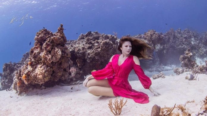 Fotógrafo capta a su esposa en las profundidades de Cozumel