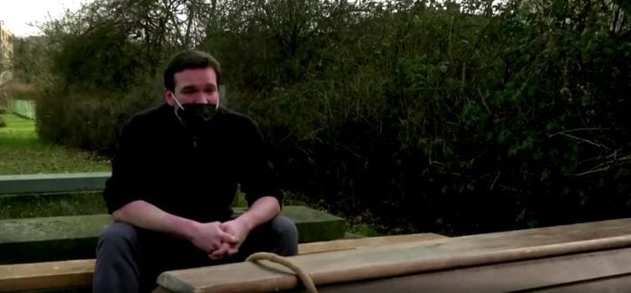 Con tal de salir adelante durante la pandemia, actor se vuelve sepulturero. Sin duda que es una más de estas historias sorprendentes.